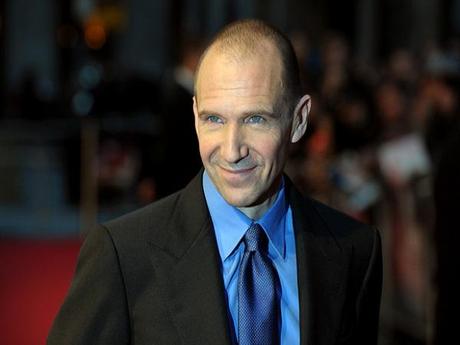 Ralph Fiennes sul red carpet a Londra