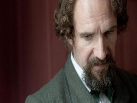 Ralph Fiennes nei panni di Charles Dickens