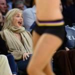 Sharon Stone scatenata alla partita di basket01