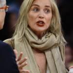 Sharon Stone scatenata alla partita di basket08