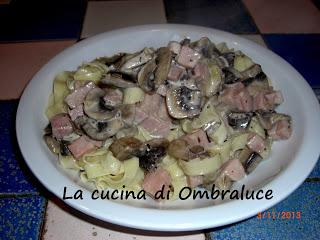 Tagliatelle panna, funghi e prosciutto