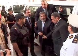 La prima udienza di Morsi e l'Egitto che cade a pezzi..