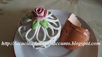 Ciambelline al cocco e rum con note di cioccolato