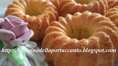 Ciambelline al cocco e rum con note di cioccolato