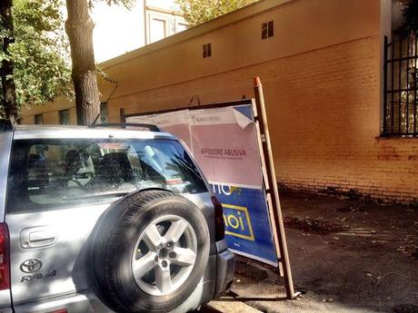 Le affissioni abusive finalmente oscurate in tutta la città. E' un palliativo, ma è già qualcosa