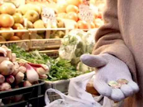 PENSIONATO RUBA FRUTTA AL SUPERMERCATO - DENUNCIATO PER 4 EURO