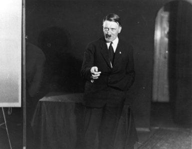 Hitler prova un discorso: 14 foto private