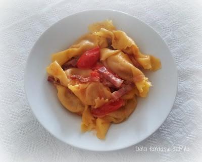 Caramelle con zucca, pancetta e pomodorini