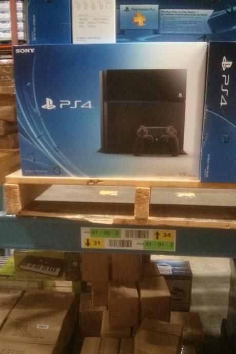 PlayStation 4 - Le console aspettano già nei magazzini e qualcuno le ha già provate