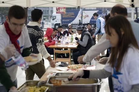 Milano Fondazione Progetto Arca distribuisce  200 pasti caldi in Stazione Centrale