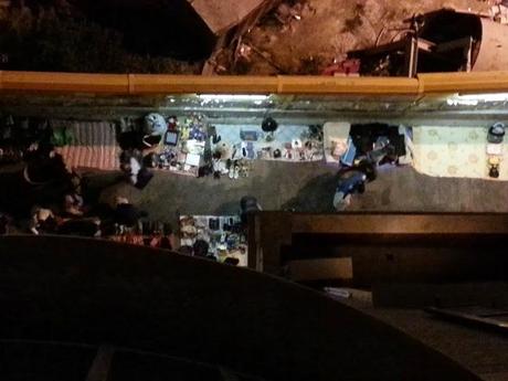 L'incredibile mercato del rubato e del pattume a San Giovanni. Quello notturno. Visto dall'alto. Firmate la petizione
