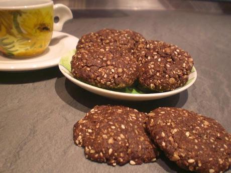 Biscotti all'avena, sesamo e cioccolato