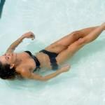 Michelle Bridges, foto in bikini nella piscina ghiacciata 04