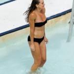 Michelle Bridges, foto in bikini nella piscina ghiacciata 01