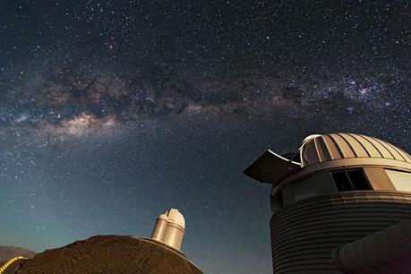 Il telescopio svizzero da 1,2 metri di diametro Leonhard Euler (in primo piano) e il telescopio dell'ESO da 3,6 metri di diametro (sullo sfondo) all'Osservatorio dell'ESO di La Silla. La Silla, nella zona meridionale del deserto di Atacama, in Cile, è stato il primo sito osservativo dell'ESO. Si trova a 2400 metri sul livello del mare e fornisce eccellenti condizioni per le osservazioni. Crediti: ESO/S. Lowery
