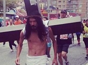 Maratona York: Cristo fermato metà