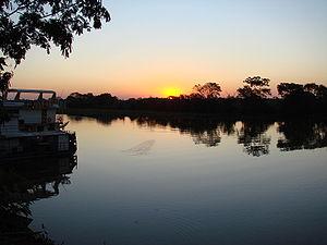 Rio Paraguai passando pelo centro da cidade de...