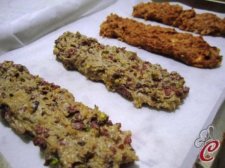 Cantucci integrali salati, bicolore e con burro vegetale: pomodoro per trafiggere, pistacchio per coccolare