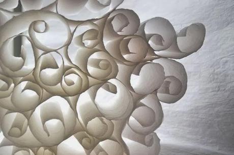 CANDIDE E POETICHE SUPERFICI NELLE OPERE DI PAPER ART DI MARYSE DUGOIS