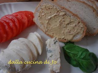 Tostini alla caprese