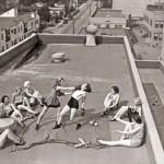 In questa foto, donne improvvisano torneo di Box sul tetto di una palazzina americana.