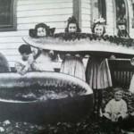 Allegra famigliola immortalata dopo la raccolta di un Mango gigante.