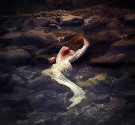 Reylia-Slaby-model-is-photog-Bleeding-Heart-640x595