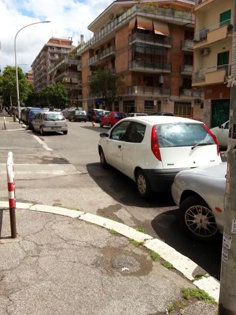 Cosa è che rende così squallido e brutto il quartiere di Cinecittà che pare ma parecchio peggio del Cairo? Esatto, le automobili fuori posto