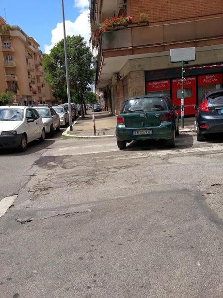 Cosa è che rende così squallido e brutto il quartiere di Cinecittà che pare ma parecchio peggio del Cairo? Esatto, le automobili fuori posto