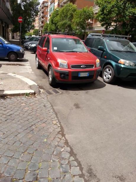 Cosa è che rende così squallido e brutto il quartiere di Cinecittà che pare ma parecchio peggio del Cairo? Esatto, le automobili fuori posto