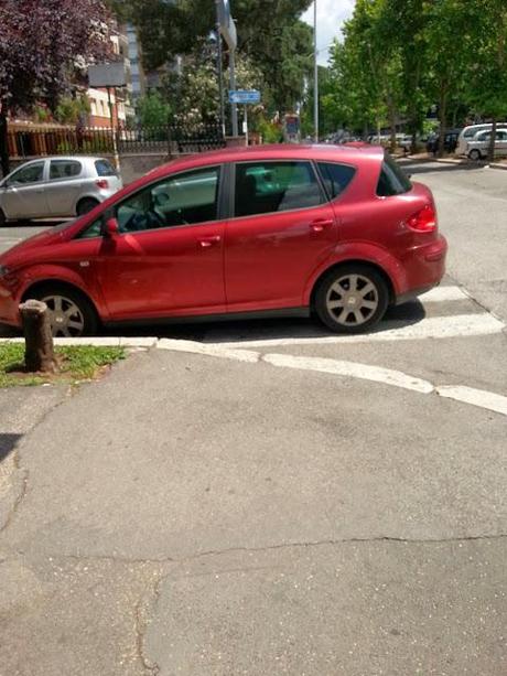 Cosa è che rende così squallido e brutto il quartiere di Cinecittà che pare ma parecchio peggio del Cairo? Esatto, le automobili fuori posto