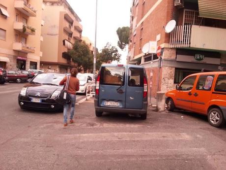 Cosa è che rende così squallido e brutto il quartiere di Cinecittà che pare ma parecchio peggio del Cairo? Esatto, le automobili fuori posto