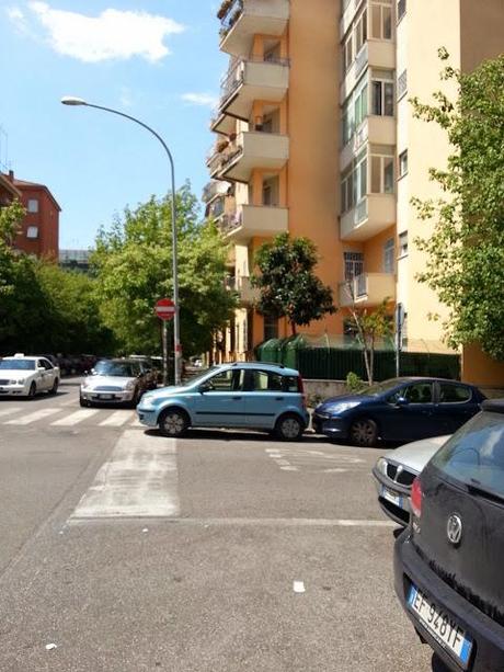 Cosa è che rende così squallido e brutto il quartiere di Cinecittà che pare ma parecchio peggio del Cairo? Esatto, le automobili fuori posto