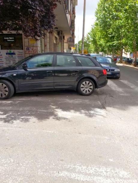 Cosa è che rende così squallido e brutto il quartiere di Cinecittà che pare ma parecchio peggio del Cairo? Esatto, le automobili fuori posto