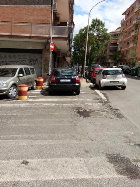 Cosa è che rende così squallido e brutto il quartiere di Cinecittà che pare ma parecchio peggio del Cairo? Esatto, le automobili fuori posto