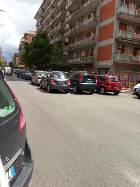 Cosa è che rende così squallido e brutto il quartiere di Cinecittà che pare ma parecchio peggio del Cairo? Esatto, le automobili fuori posto