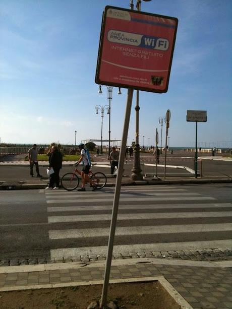 Pedonalizzazioni del Lungomare di Ostia? Bellissimo, però... Tante foto di degrado