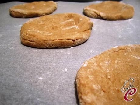 Focaccine dolci alle castagne con mele e semi di girasole: l'attesa che diventa trionfo