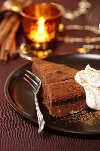 torta fondente al cacao con panna montata fresca.