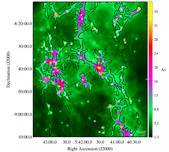 L'immagine mostra un dettaglio della nube contornati in nero i filamenti e le stelle in formazione, le X bianche quelle nel filamento,la zona blu è l'area di formazione stellare, diamanti gialli sono invece le giovani stelle nella nube