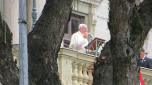 Papa Francesco ha parlato contro le tangenti durante l'omelia, affermando che tolgono la dignità della persona e sono come la droga. 
