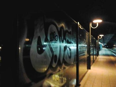 COIS. Un altro writer-vandalo malvagio che se avessimo degli inquirenti degni di questo nome sarebbe acciuffato e sbattuto a farsi un anno e mezzo di galera in meno di mezz'ora. E invece...