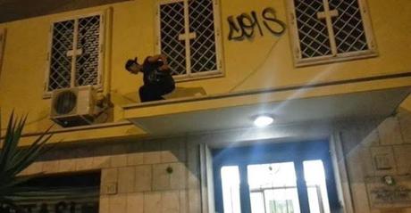 COIS. Un altro writer-vandalo malvagio che se avessimo degli inquirenti degni di questo nome sarebbe acciuffato e sbattuto a farsi un anno e mezzo di galera in meno di mezz'ora. E invece...