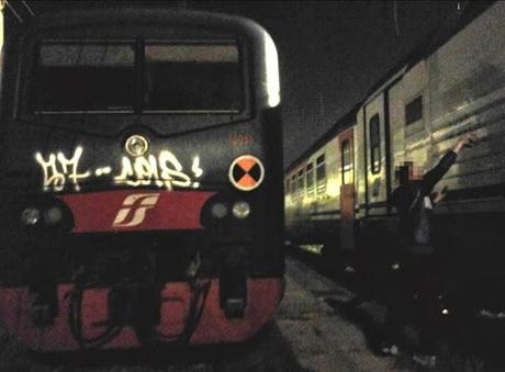 COIS. Un altro writer-vandalo malvagio che se avessimo degli inquirenti degni di questo nome sarebbe acciuffato e sbattuto a farsi un anno e mezzo di galera in meno di mezz'ora. E invece...