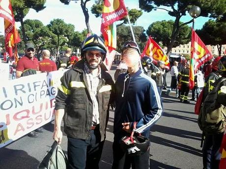 COIS. Un altro writer-vandalo malvagio che se avessimo degli inquirenti degni di questo nome sarebbe acciuffato e sbattuto a farsi un anno e mezzo di galera in meno di mezz'ora. E invece...