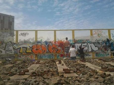 COIS. Un altro writer-vandalo malvagio che se avessimo degli inquirenti degni di questo nome sarebbe acciuffato e sbattuto a farsi un anno e mezzo di galera in meno di mezz'ora. E invece...