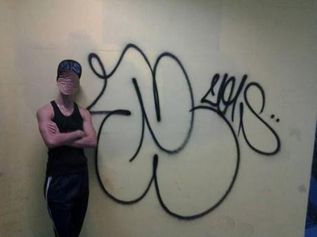 COIS. Un altro writer-vandalo malvagio che se avessimo degli inquirenti degni di questo nome sarebbe acciuffato e sbattuto a farsi un anno e mezzo di galera in meno di mezz'ora. E invece...