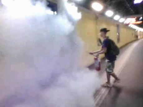 COIS. Un altro writer-vandalo malvagio che se avessimo degli inquirenti degni di questo nome sarebbe acciuffato e sbattuto a farsi un anno e mezzo di galera in meno di mezz'ora. E invece...