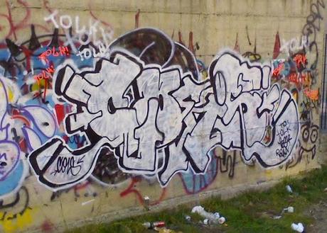 COIS. Un altro writer-vandalo malvagio che se avessimo degli inquirenti degni di questo nome sarebbe acciuffato e sbattuto a farsi un anno e mezzo di galera in meno di mezz'ora. E invece...