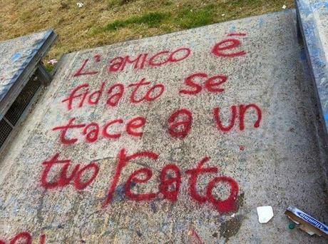 COIS. Un altro writer-vandalo malvagio che se avessimo degli inquirenti degni di questo nome sarebbe acciuffato e sbattuto a farsi un anno e mezzo di galera in meno di mezz'ora. E invece...
